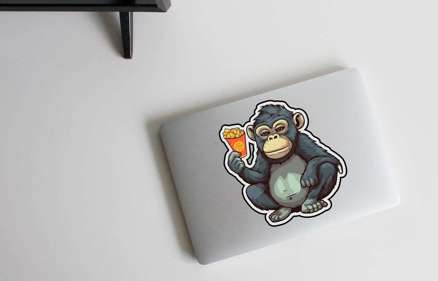 Verfraai je leven met onze 'Monkey Fries' sticker: Perfecte combinatie van aapachtig plezier en snacktastic design!