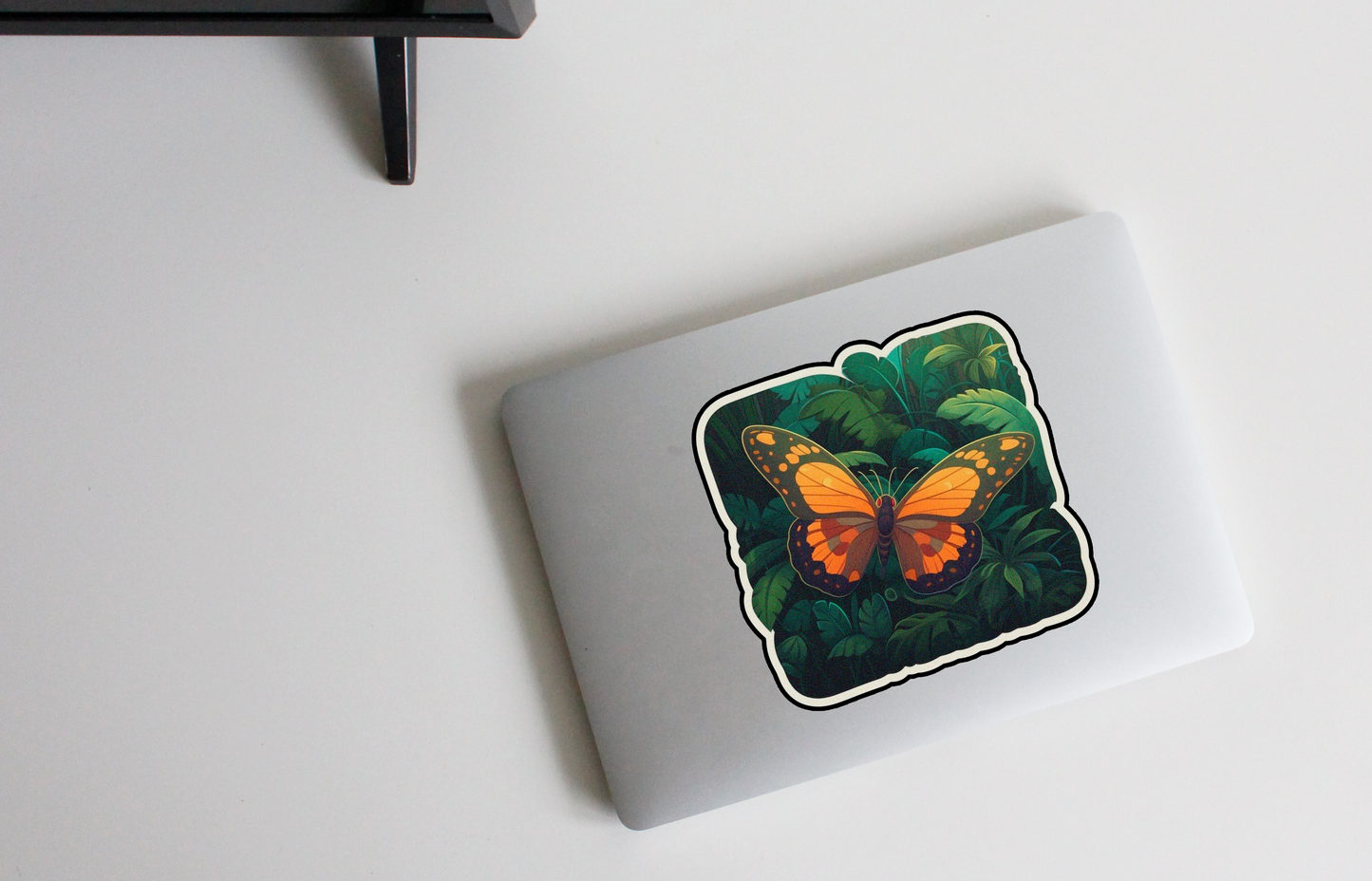 Ontdek de Magie van de Jungle met onze 'Jungle Flutter' Sticker | Een Betoverende Vlinder in het Weelderige Groen!