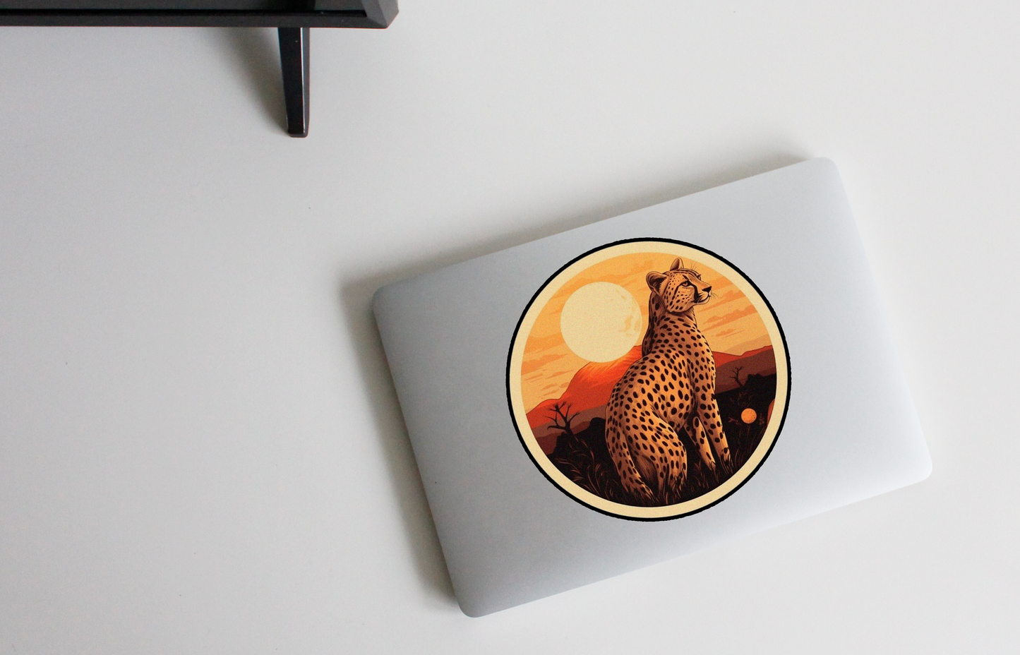 Betreed de wildernis met onze 'Savana Splendor' sticker | Een majestueuze mix van cheetah-kracht en savanne-stijl!