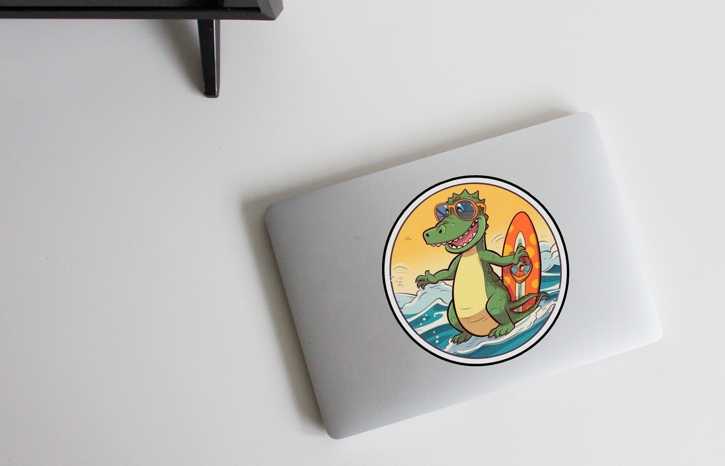 Ontketen de Surf Spirit met onze 'Wave Rider Croc' Sticker | Een Stoere Krokodil heerst over de Golven!