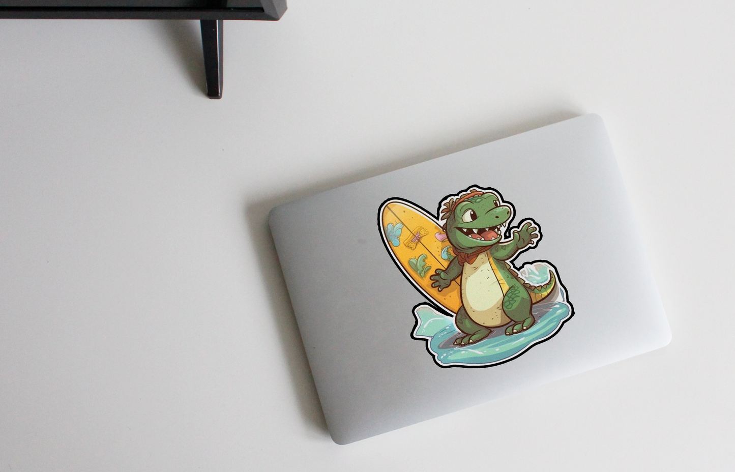 Duik in Avontuur met onze 'Surfing Croc' Sticker | De Perfecte Golf van Krokodillenplezier!