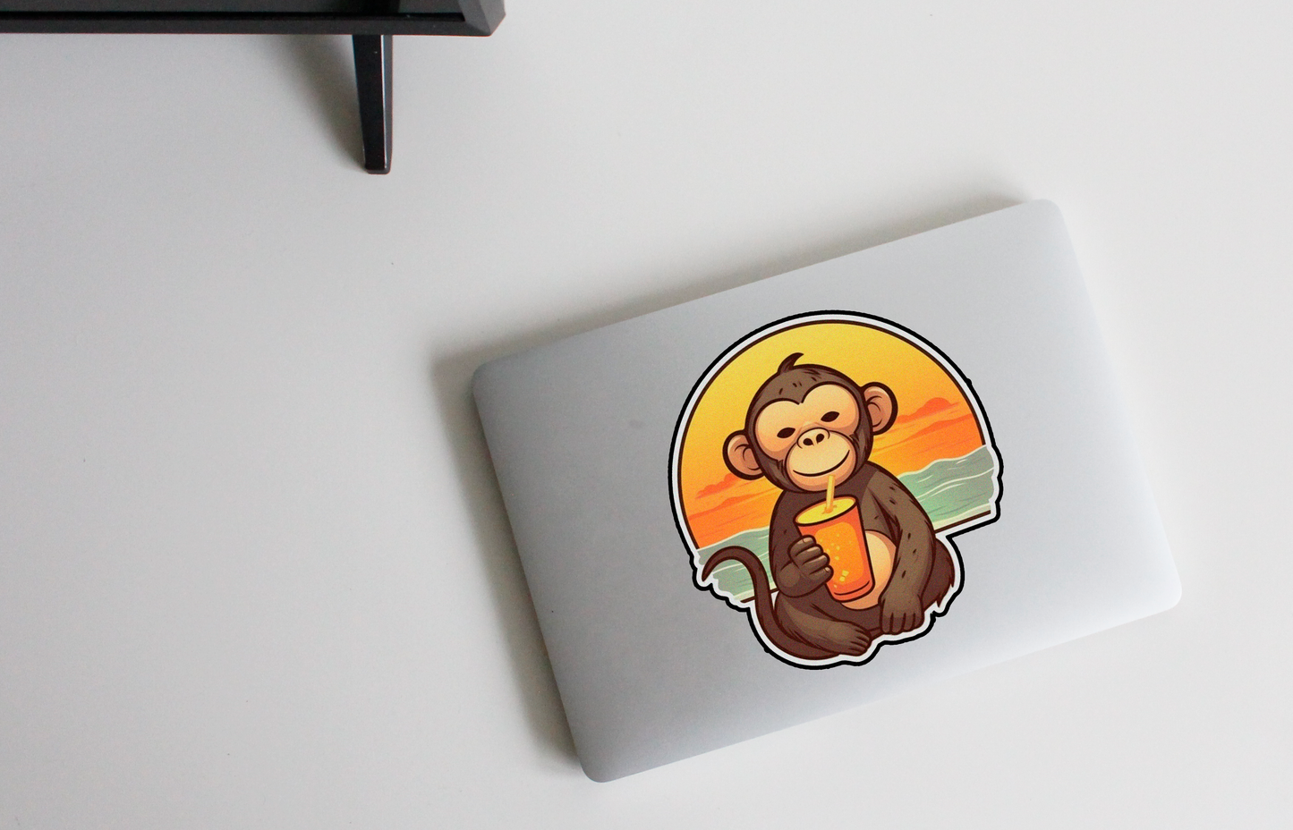 Beleef het ultieme genot met onze 'Milkshake Monkey' sticker | Een onweerstaanbare combinatie van aapachtige ondeugendheid en romige verwennerij!