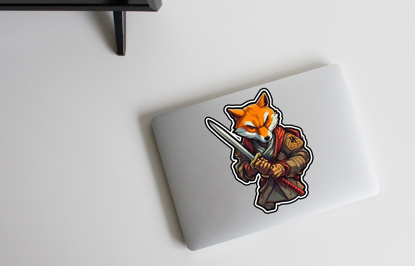 Betreed het strijdtoneel met onze 'Vixen Katana' sticker | Een onverschrokken vos gewapend met een katana!