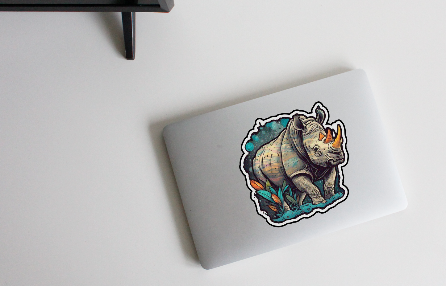 Betreed het betoverende nachtleven met onze 'Nightfall Rhino' sticker | Een majestueuze neushoorn in de schitterende nacht!