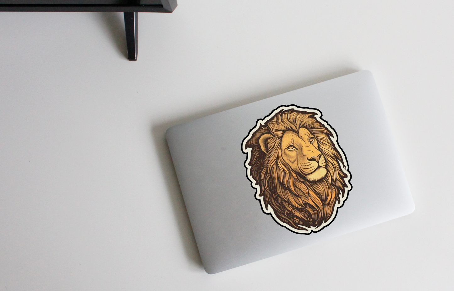 Verrijk je wereld met onze 'Regal Lion' sticker | Een verbluffend realistische leeuw die majestueuze pracht uitstraalt!