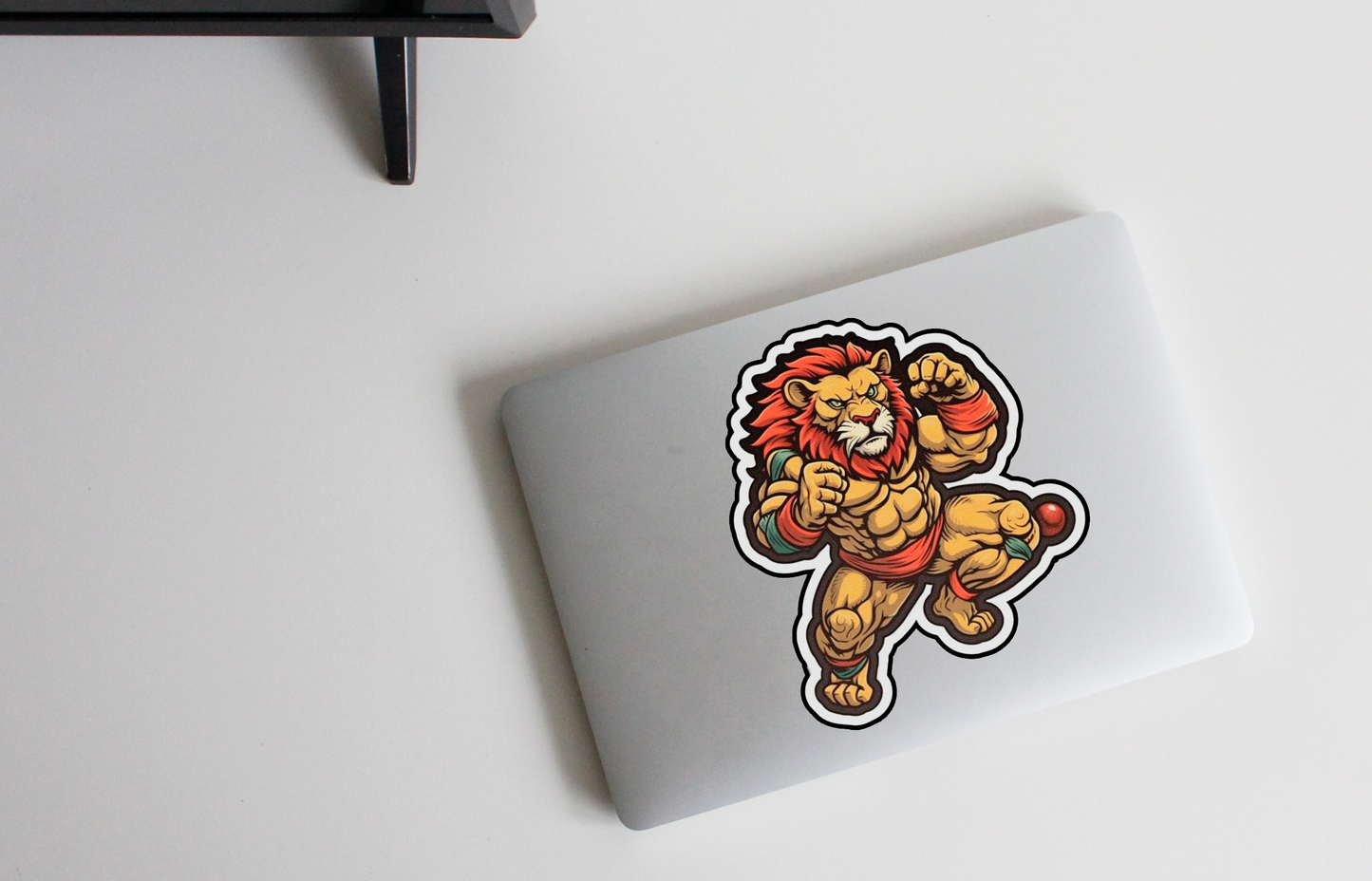 Ontketen je Kracht met onze 'Muay Thai Lion' Sticker | Een Vurige Leeuw in Meesterlijke Muay Thai Houding!