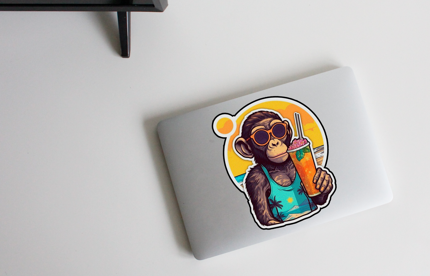 Geef je stijl een boost met onze 'Beach Explorer' sticker | De ultieme mix van avontuurlijke aapachtigheid en strandtastic coolness!