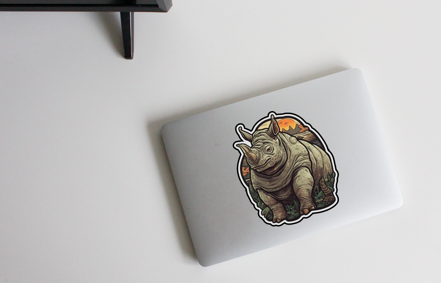 Ontdek de Wilde Schoonheid met onze 'Savanna Rhino' Sticker | Een Majestueuze Neushoorn in zijn Natuurlijke Omgeving!