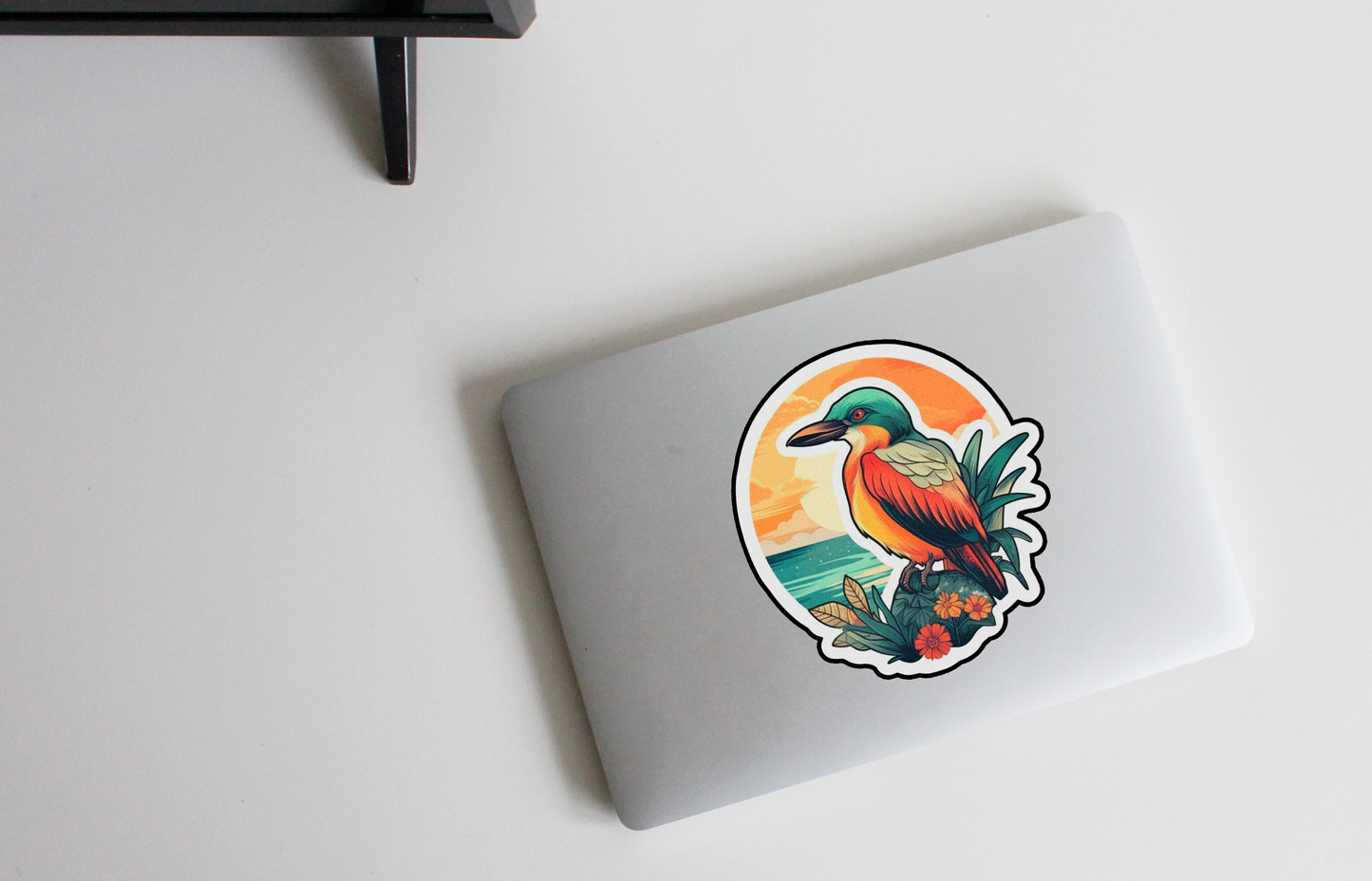 Ervaar de Schoonheid van de Kust met onze 'Coastal Serenity' Sticker | Een Vogel in Perfecte Harmonie met de Oceaan!