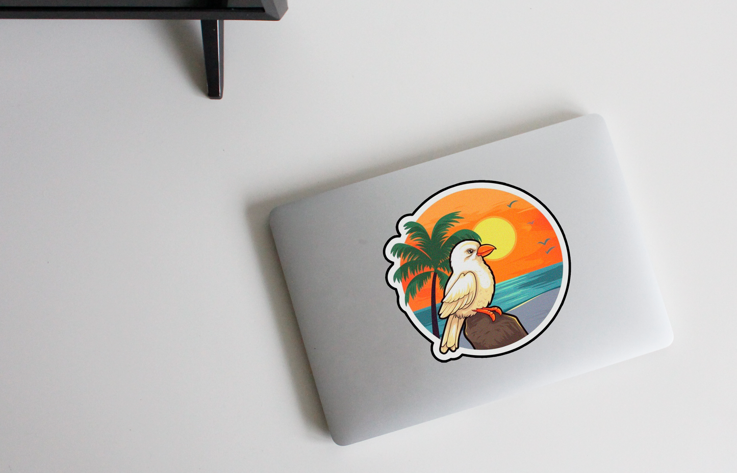 Verweef je Wereld met onze 'Sunset Seabreeze' Sticker | Een Delicate Vogel in de Betoverende Oceaanschemering!