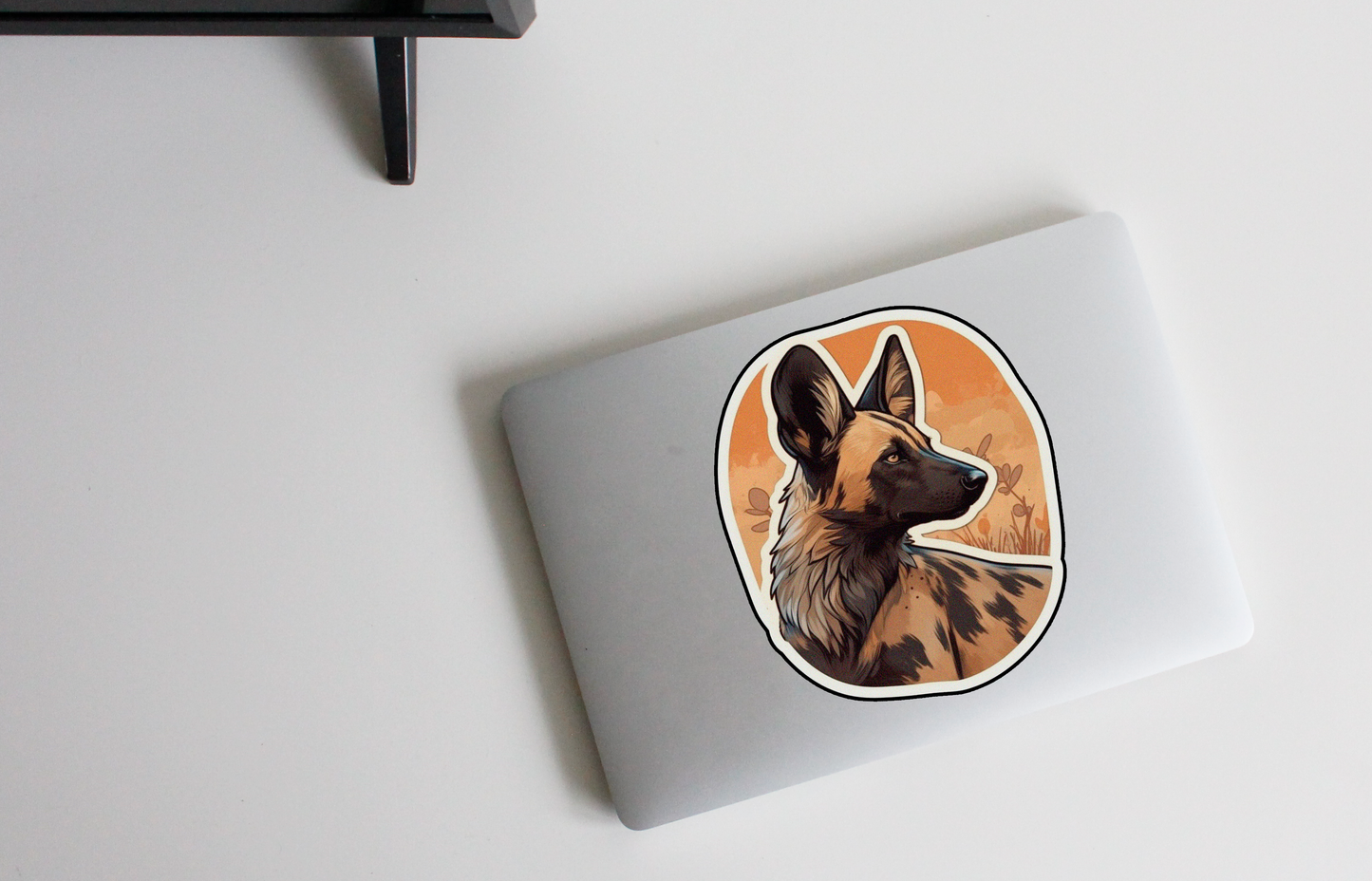 Verrijk je avontuurlijke geest met onze 'Savannah Wanderer' sticker | Omarm de wilde schoonheid van een wilde hond in de uitgestrekte savanne!