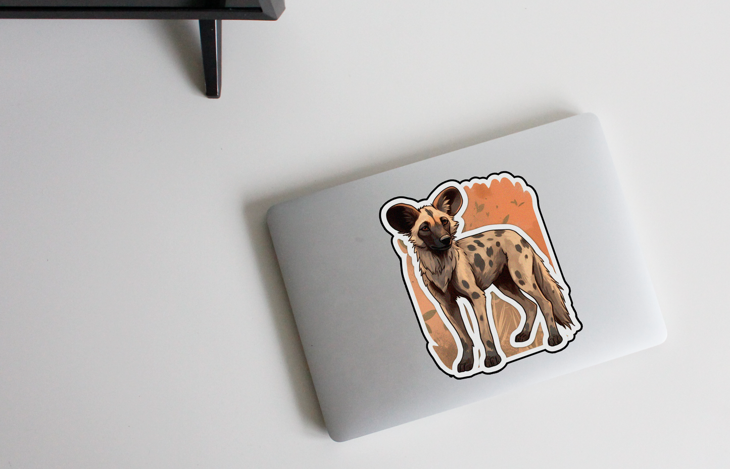 Laat je wildste kant zien met onze 'Wild Spirit' sticker | Vang de energie en schoonheid van een getekende wilde hond!